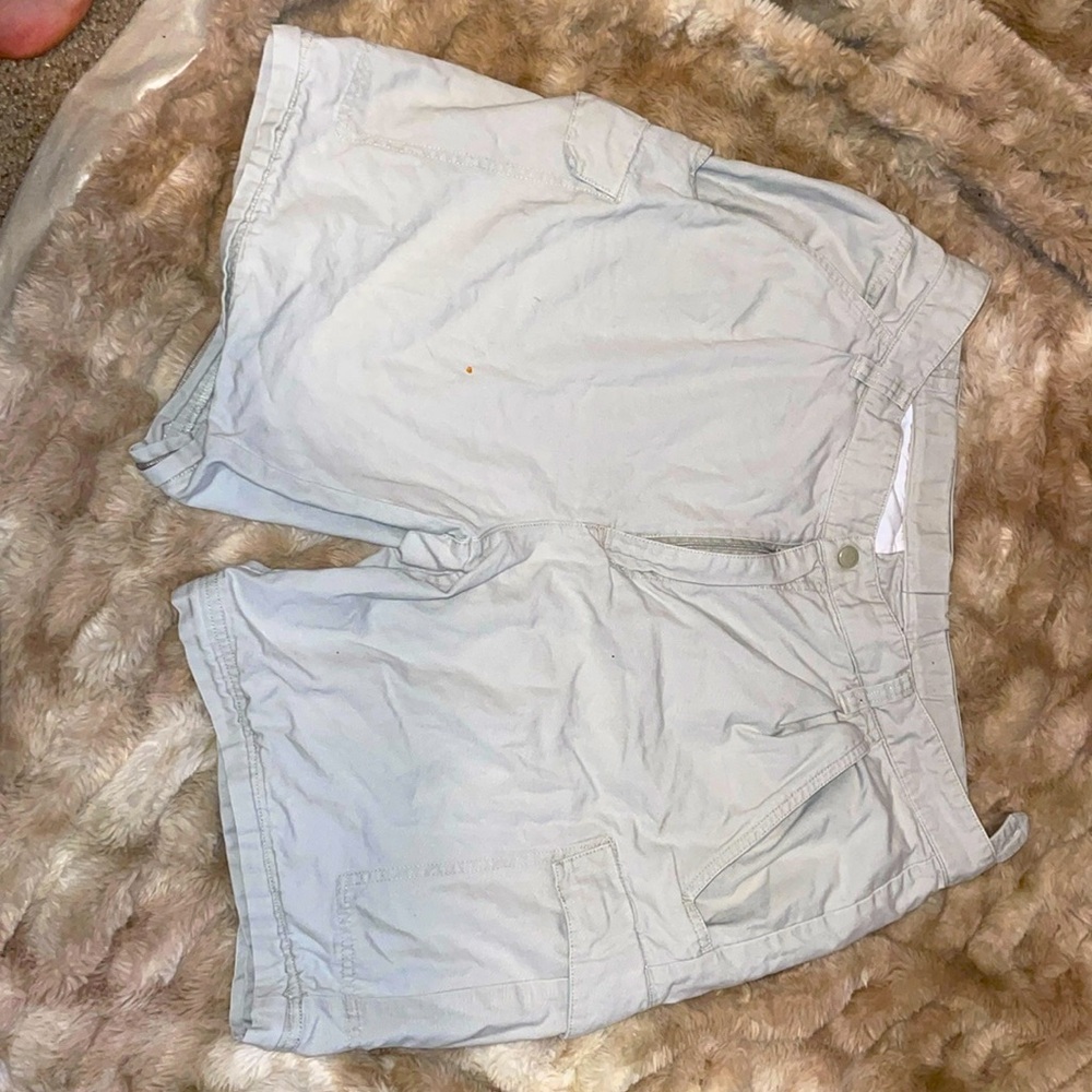 Im selling cargo shorts that can adjust